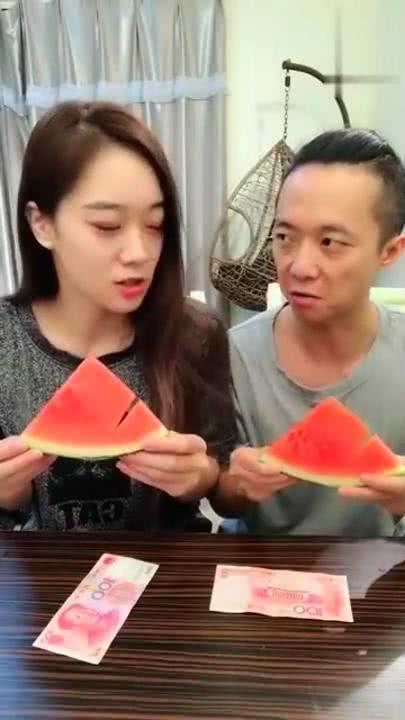 夫妻吃瓜搞笑视频,笑料百出！