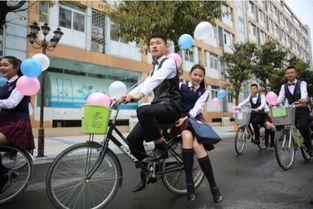 女子边吃瓜边骑车视频,女子展现独特生活态度