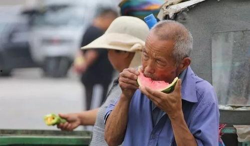 搞笑视频老伯吃老汉瓜,笑料横生，老汉瓜成焦点！
