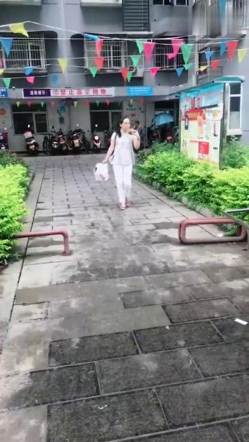 吃瓜女子扔垃圾视频,网友热议环保意识